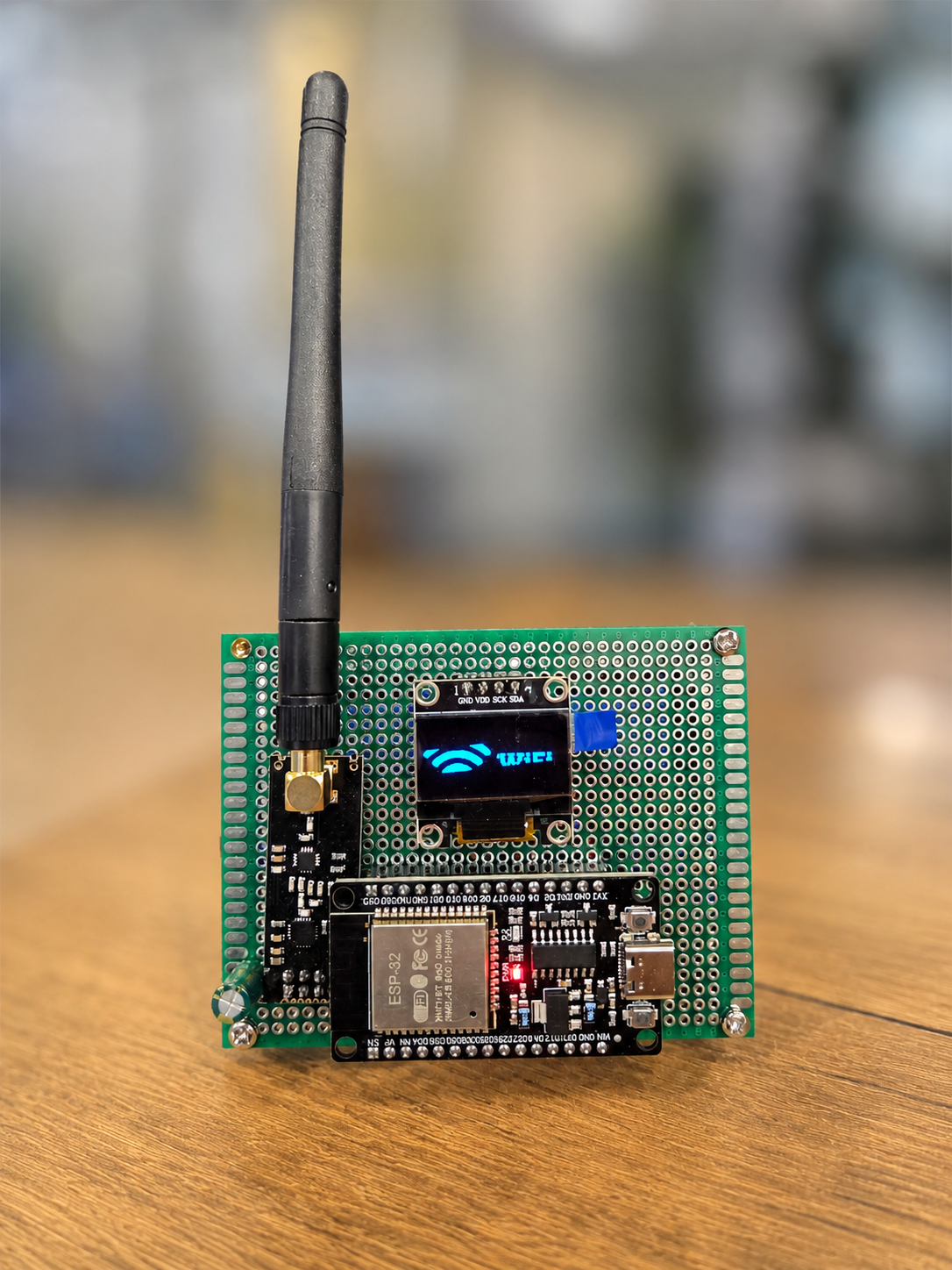 Analizues portativ i sinjaleve 2.4 GHz me ESP32, dy module NRF24L01, ekran OLED 0.96 dhe bateri litiumi 18650.