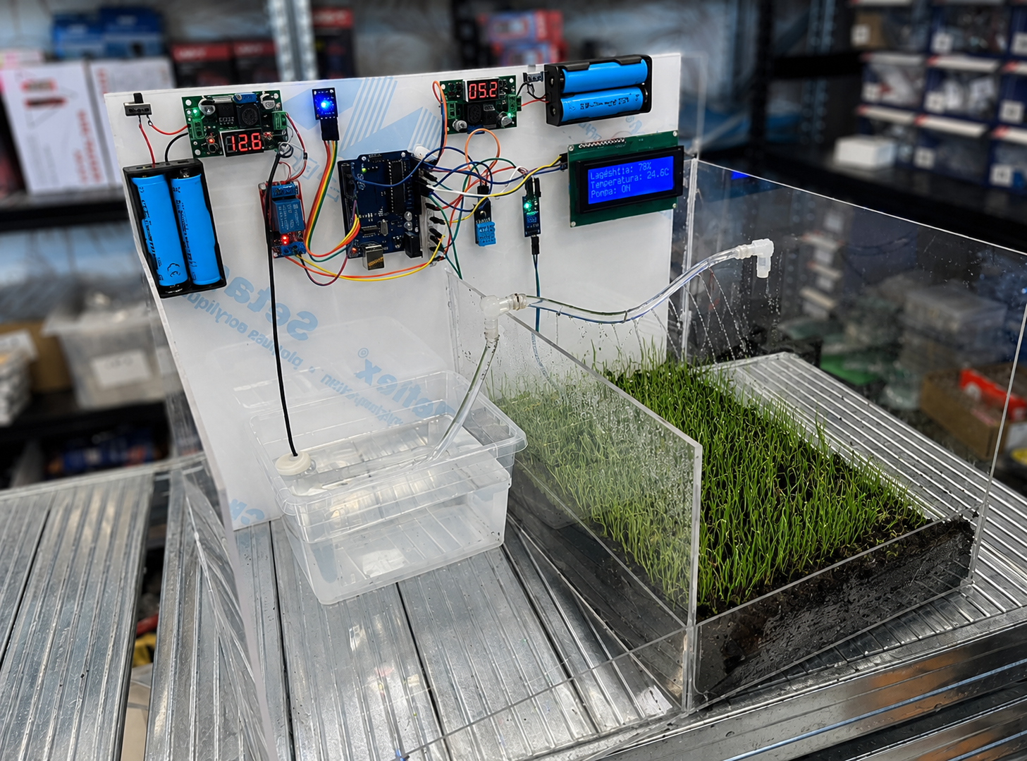 Serë inteligjente me bord Arduino Compatible, sensorë, ekran LCD dhe sistem automatik për monitorimin dhe ujitjen e bimëve.