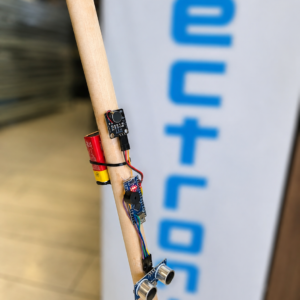 Shkop inteligjent me sensor ultrasonik, Arduino Nano Compatible, motor vibrimi, buzzer dhe bateri 9V.