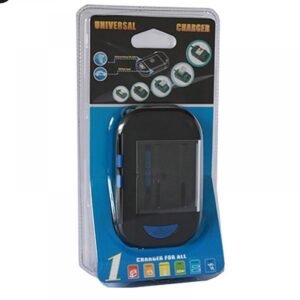 Karikues universal baterish i zi me elemente blu dhe kapak transparent në paketim blister
