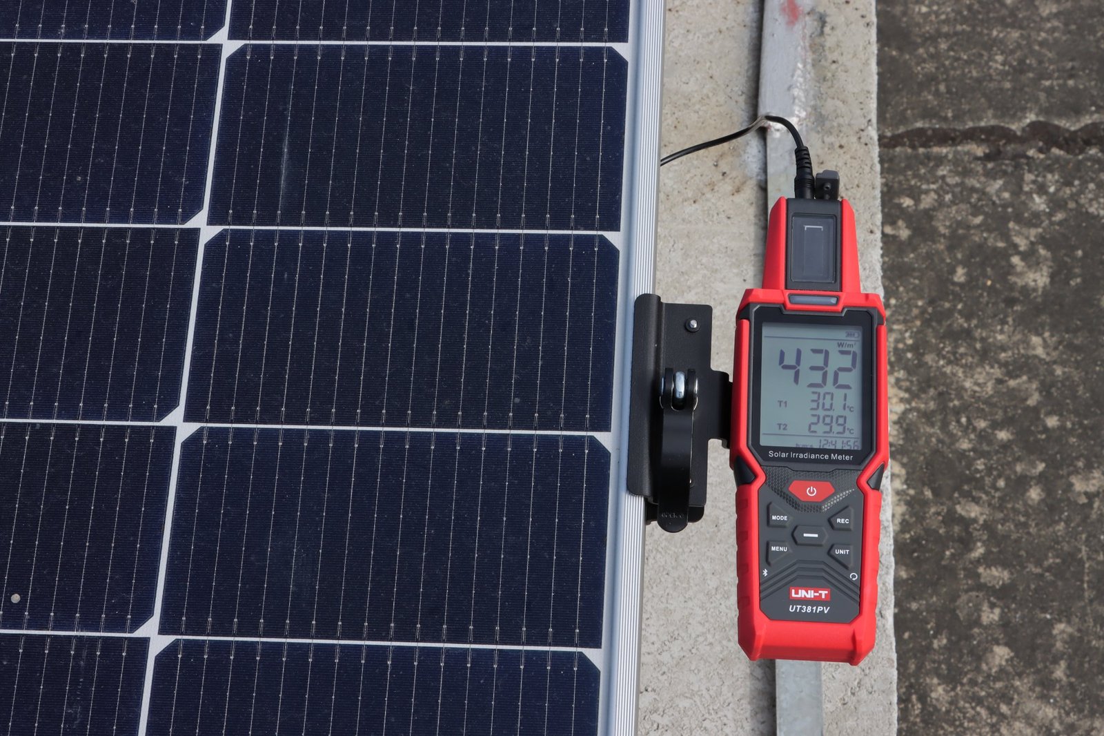 UNI-T UT381PV digital solar irradiance tester with Bluetooth tilt measurement and photovoltaic applications