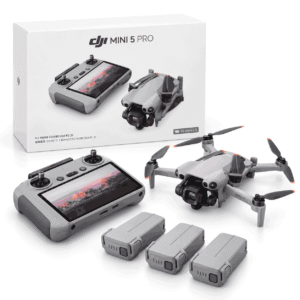 DJI Mini 5 Pro Fly More Combo me kutinë, dronin jashtë saj, kontrollorin DJI RC 2 dhe tre bateri