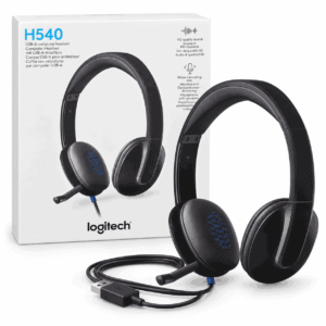 Kufje të zeza Logitech H540 USB-A me mikrofon, të vendosura jashtë kutisë së produktit në sfond të bardhë
