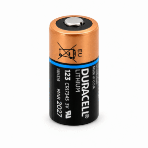 Bateri cilindrike Duracell CR123A Ultra Lithium 3V me trup të zi dhe pjesë të sipërme në ngjyrë bakri